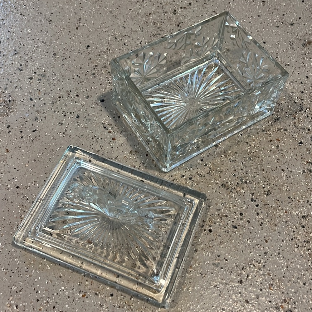 HEAVY CLEAR GLASS CANDY DISH WITH LID SNOWFLAKE PATTERN - Picture 4 of 9